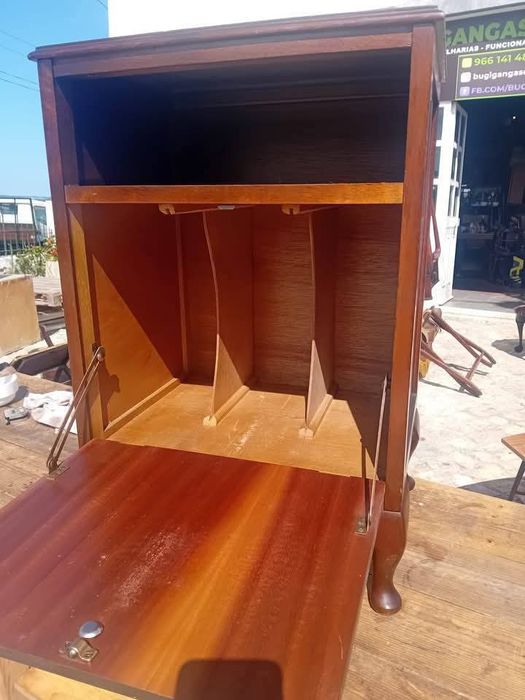 Mesa de cabeceira/apoio