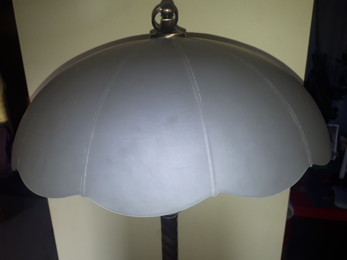 Lampa mosiężna stylowa.