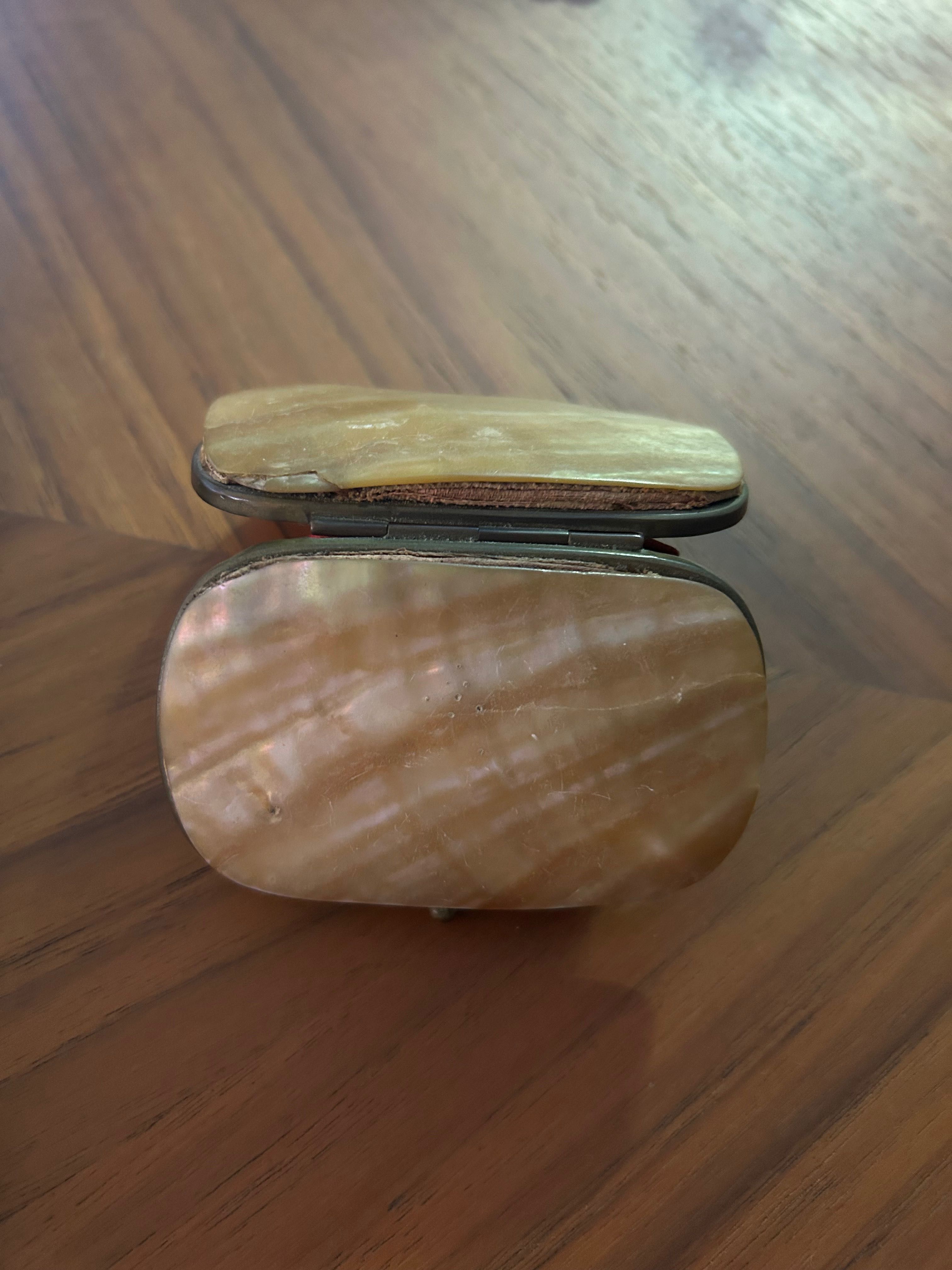 Porta moedas antigo em madre pérola