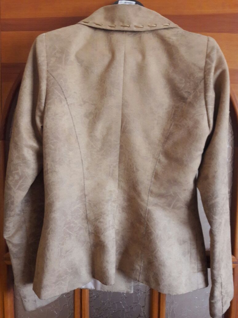Костюм: пиджак и юбка темно-бежевого цвета. Размер 46.