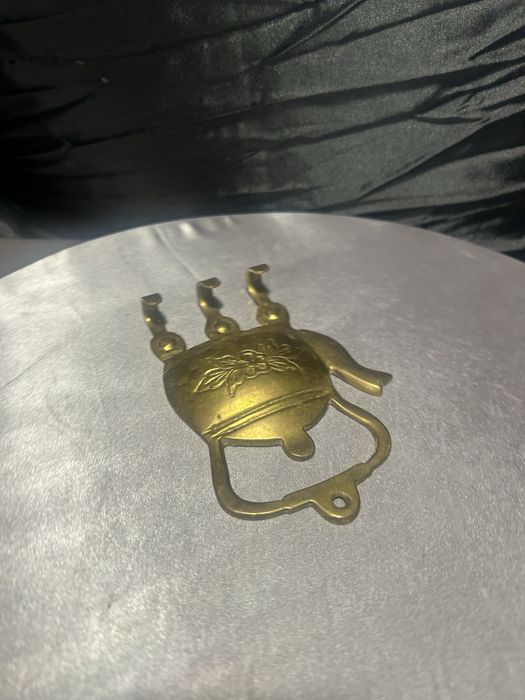 Wieszak mosiężny w kształcie czajniczka – 3 haczyki dekoracja vintage