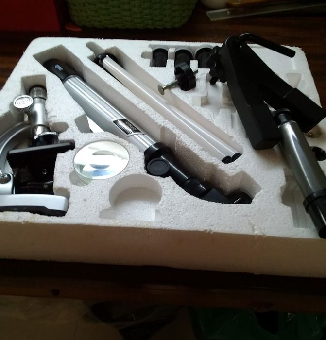 Microscópio em caixa com tripé