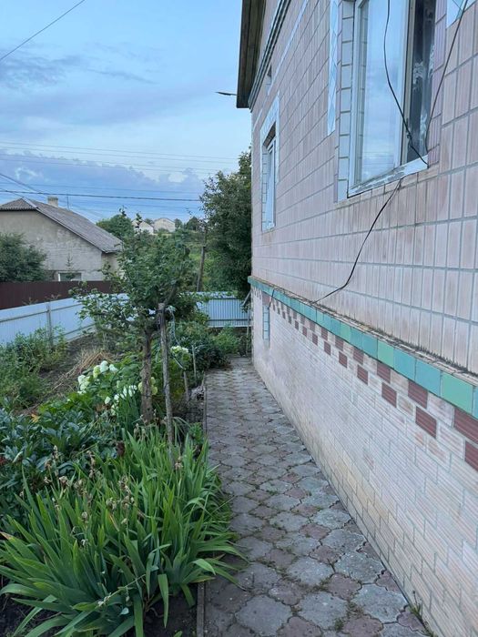 Продається житловий будинок в селищі Козова.