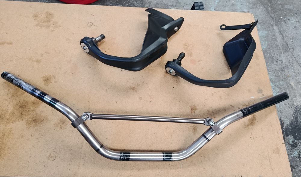 Guiador moto 22 mm + protectores mão