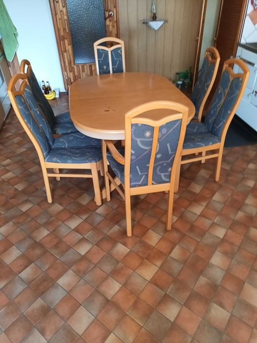 Stół rozkładany z krzesłami