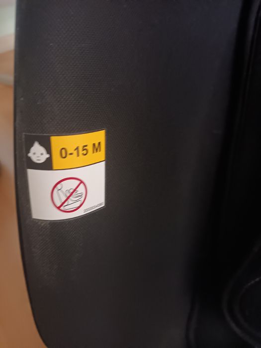 Cadeira de criança para carro.