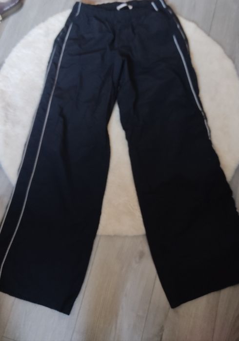 Bershka ortalionowe spodnie. Rozmiar S.