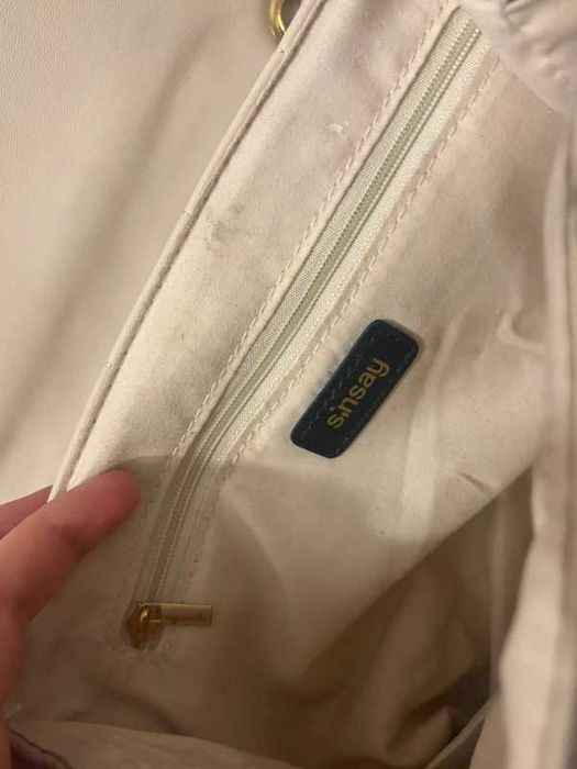 Torebka beżowa ze złotym łańcuszkiem Sinsay