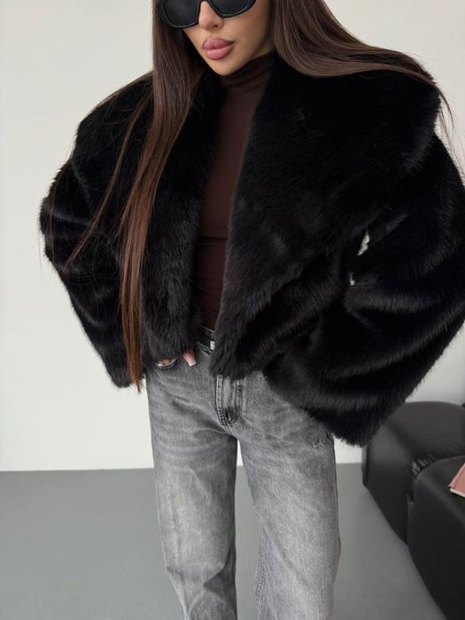 Укорочена шуба з хутра-тренд цього сезона