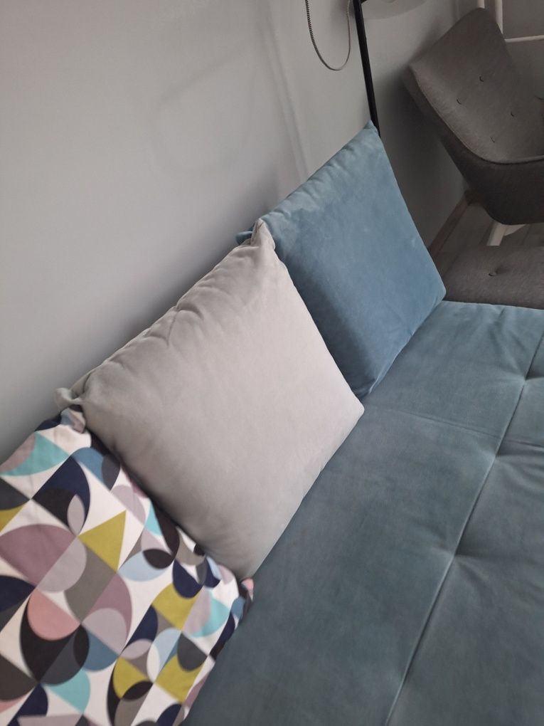 Sofa błękitna z poduszkami