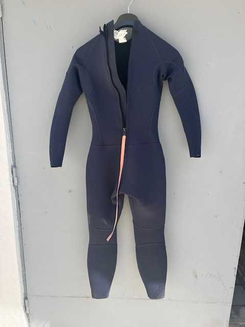 Fato de surf da marca Decathlon literalmente usado uma vez