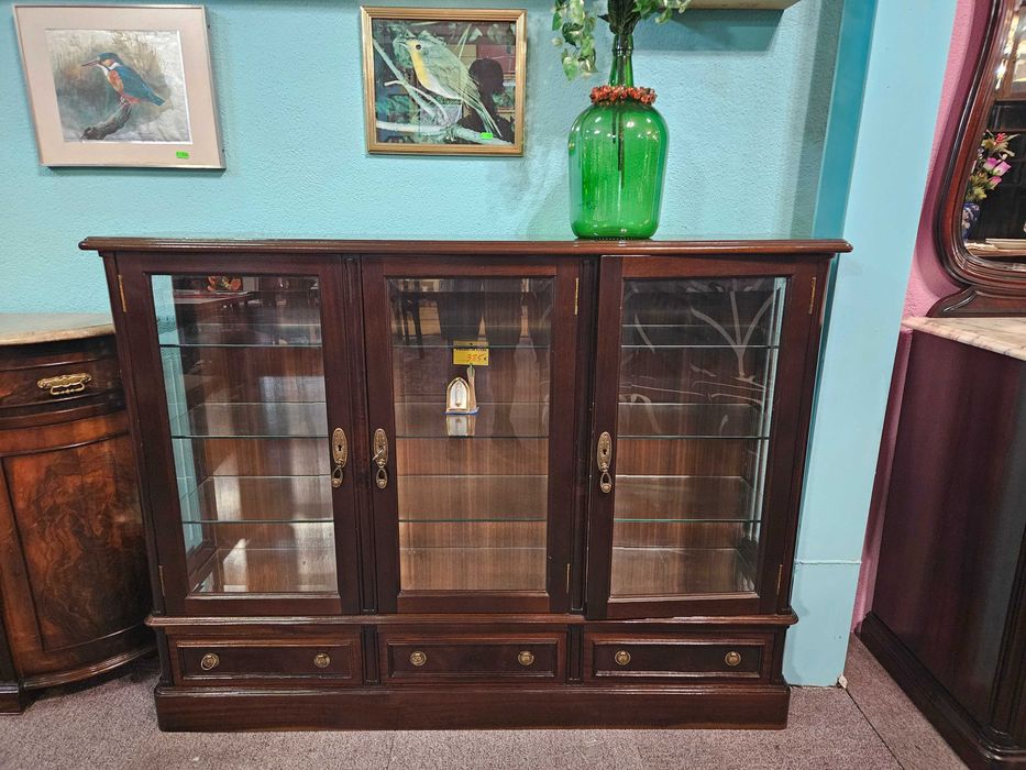 Cristaleira antiga em óptimo estado geral