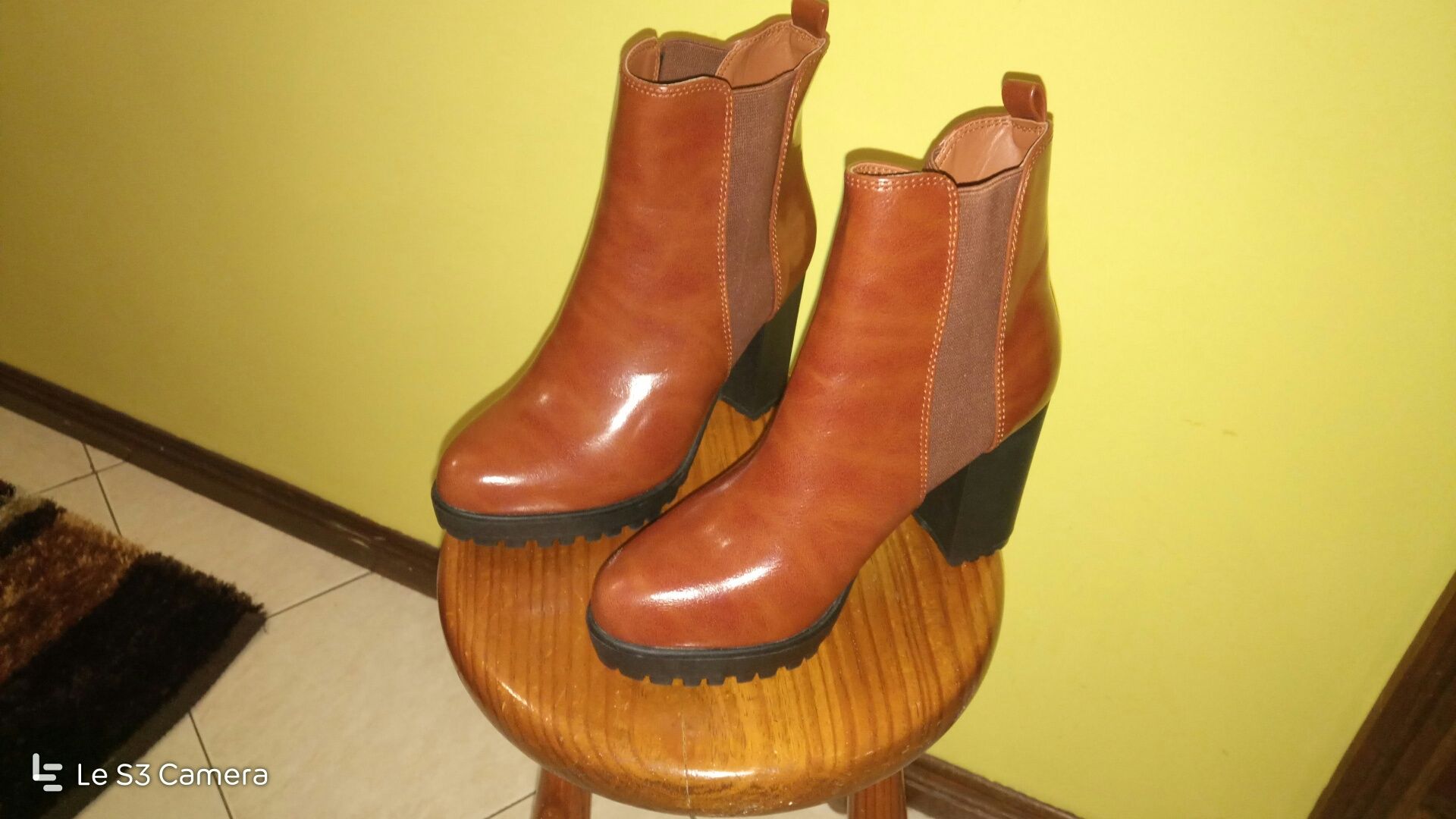 Botins camel, salto alto, novos, marca SMF.