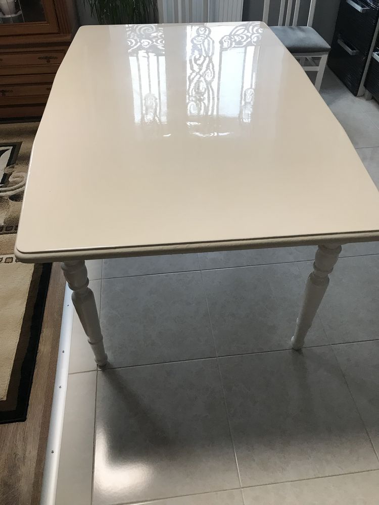 Stół lakierowany w kolorze białym