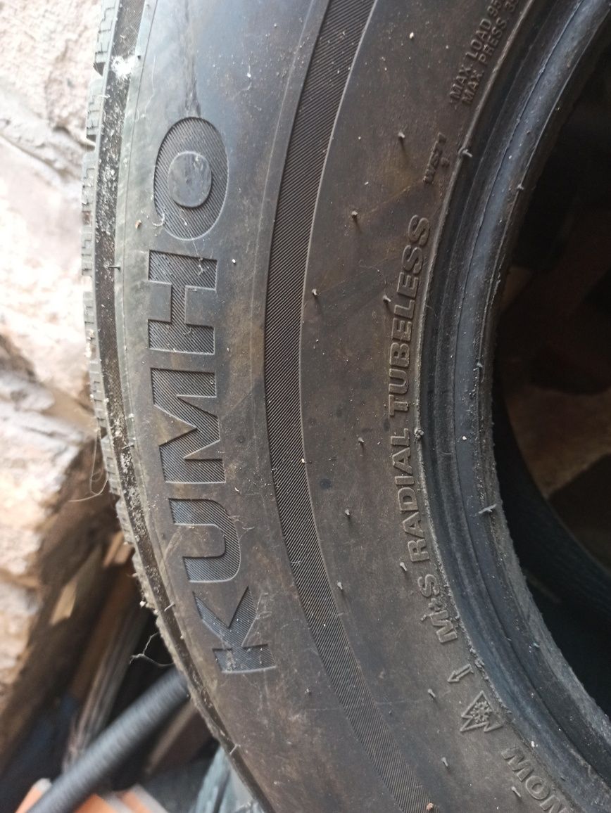 Продам комплект зимової гуми "KUMHO" 2022 р., відкатала 1 зиму. 12000