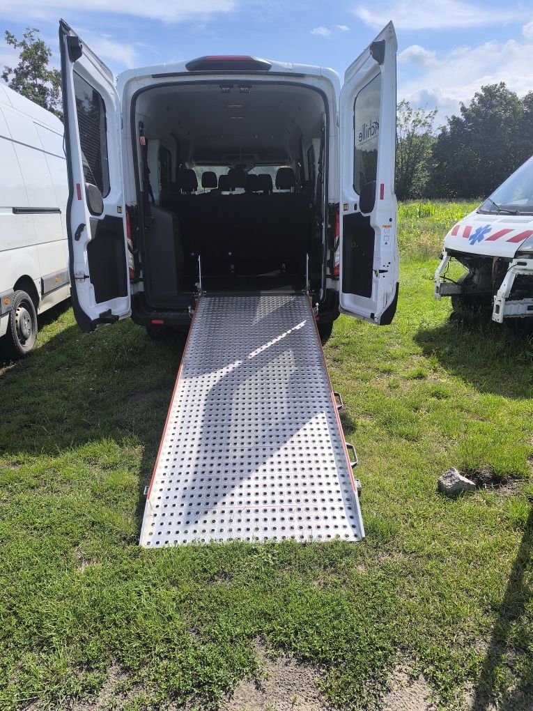 Ford Transit 9-osobowy specjalny dla osób niepełnosprawnych