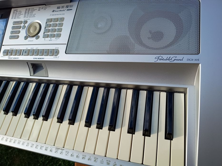 Yamaha DGX 305 Portable Grand Pianino Keyboard