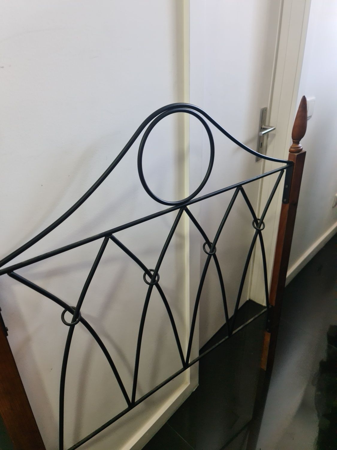 Cabeceira em metal e madeira