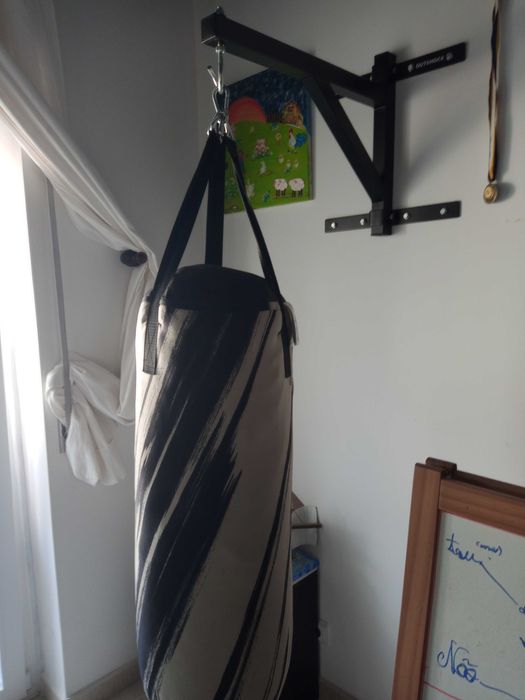 Saco de boxe Decathlon Outshock 15kg + suporte de parede