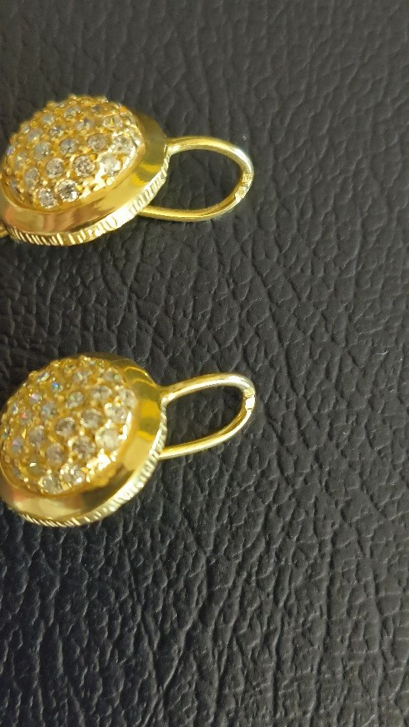 Brincos em prata dourada com pedras
