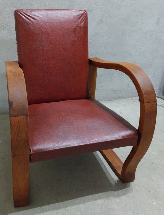 Cadeirão em madeira, antigo.