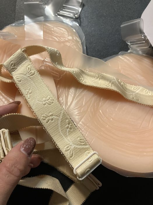 Sztuczne piersi na szelkach Villence miaeczka D