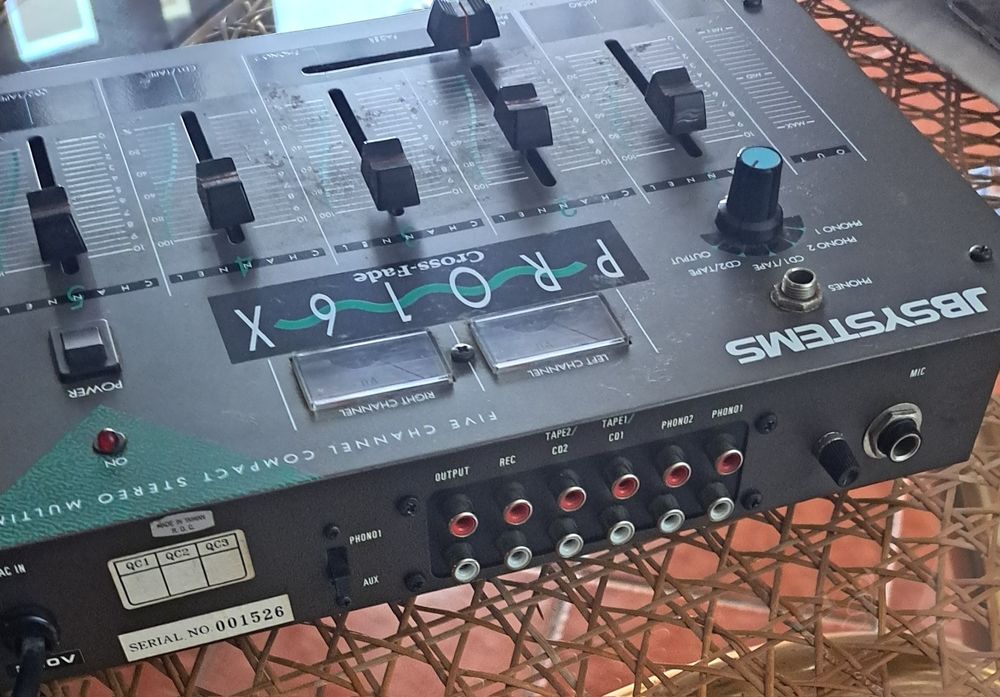 Vendo várias lâmpadas, projetores, coluna e mesa de mistura