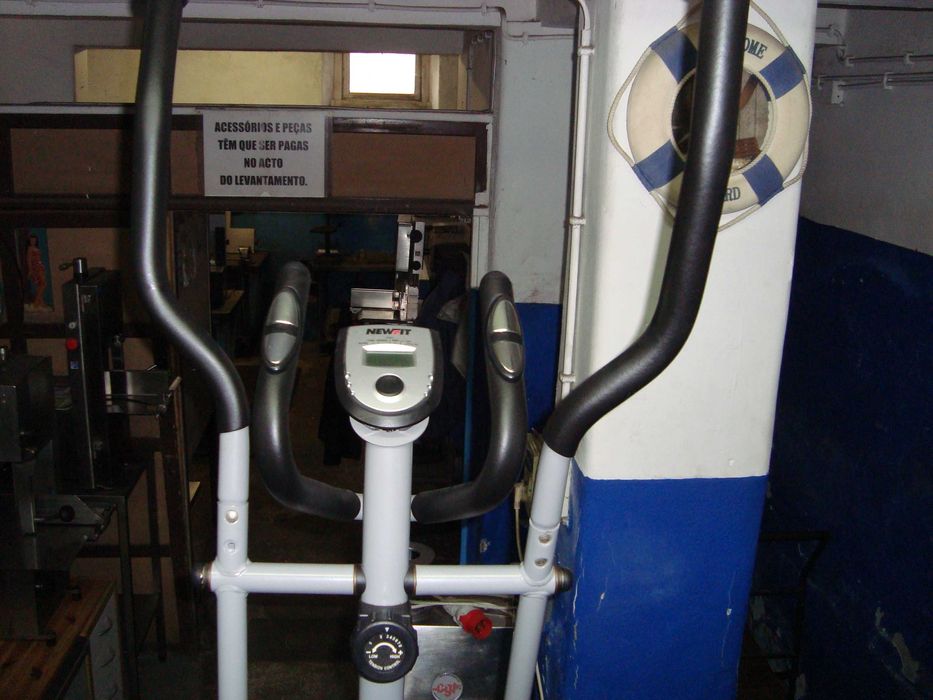 Maquina  ginásio   Fitness  exercita   pernas  e  braços