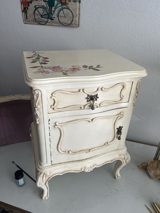 2 mesas de cabeceira estilo Queen Anne estilizadas