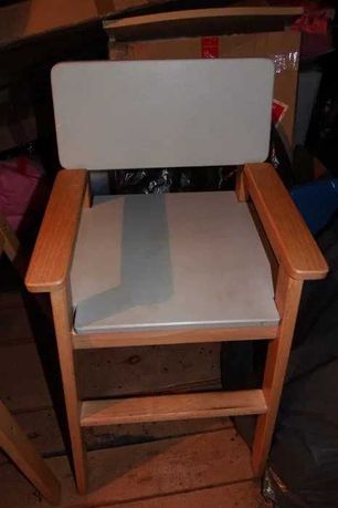 Szare Krzesełko do karmienia drewniane