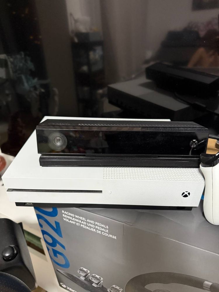 Xbox One S + 2 pady + Kinect + kierownica Logitech G920