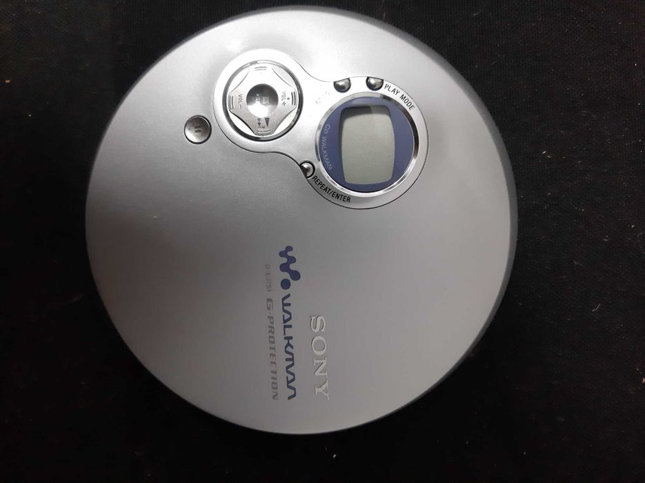 Aparelhos de som, tomtom, computador. Tudo antigo.