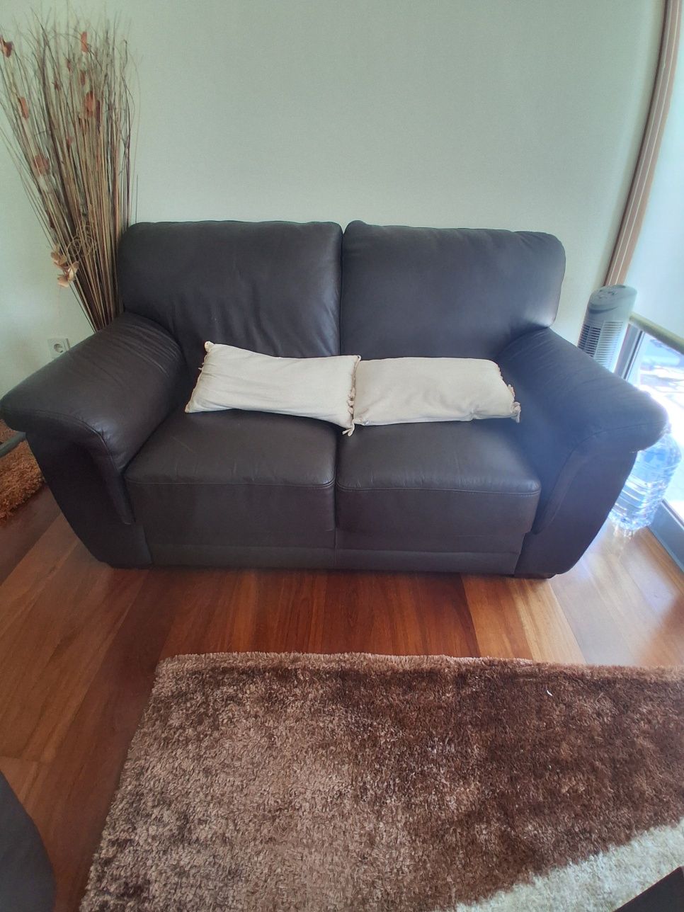 Mobilia de sala:mesa com 4 cadeiras e dois sofas e mesa de centro