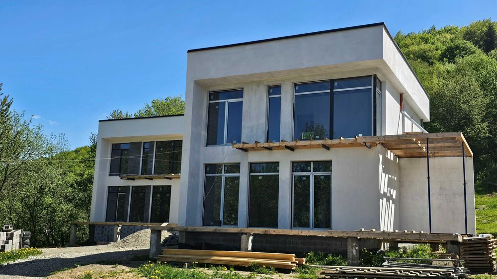 Власний будинок в Карпатах, Яремче. З стильним інтер'єром, готовий.