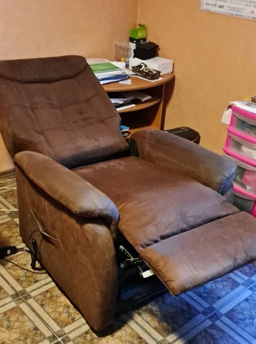 Fotel elektryczny z funkcją pomocy wstawania / fotel
