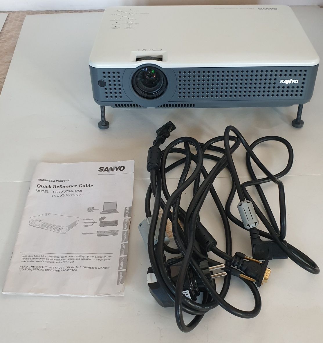 Продам проектор Sanyo PLC-XU75 + Валізка для проектора та ноутбука