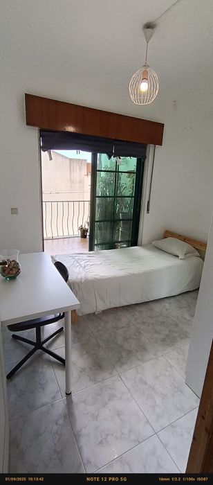 Quarto em Mem Martins , próximo á estação de comboios.