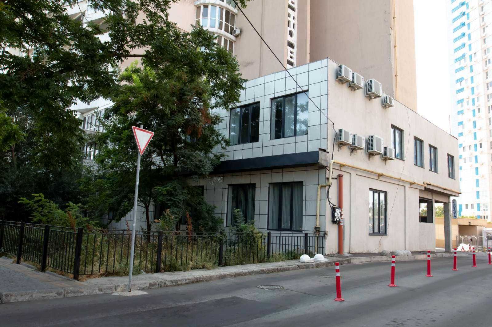 Двоповерхова окрема будівля-офіс на вул. Літературна/Компасний пр 1S75