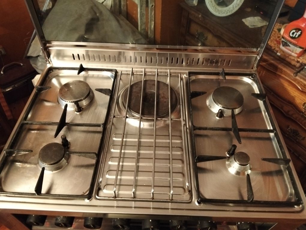 2 fogões a bilha e gaz de companhia