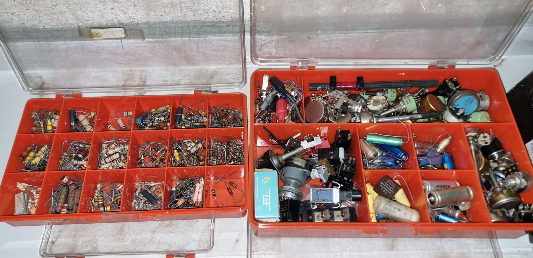 Milhares de componentes eletrónicos