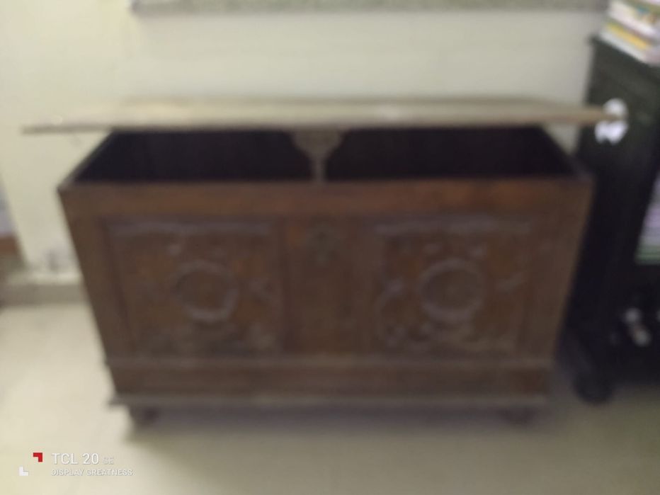 Arca Antiga em Madeira Trabalhada