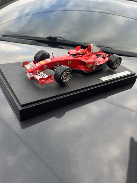 Машинка Hot Wheels F2005 Ferrari Malboro Vodafone 2001 vintage