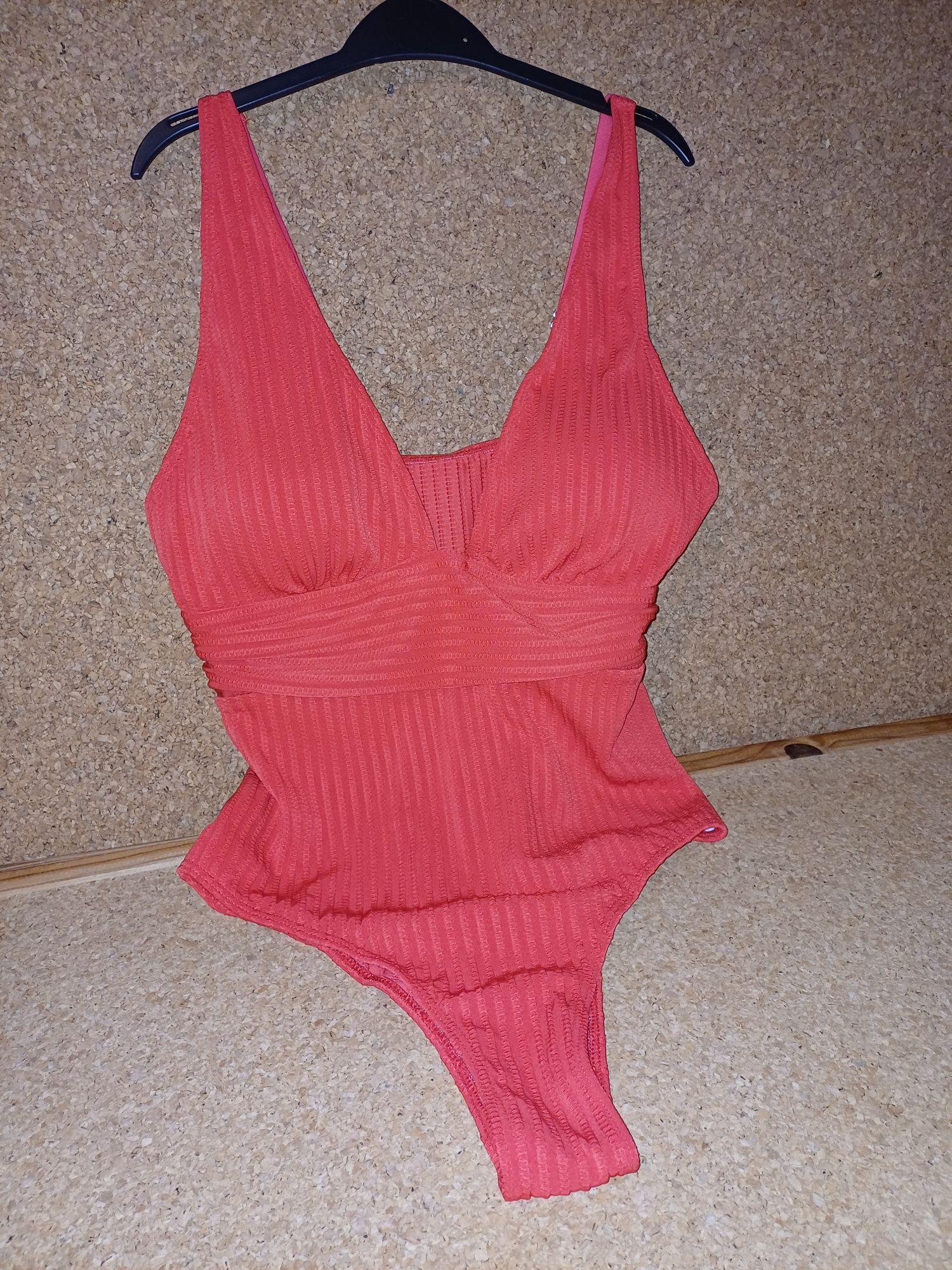 Fato de banho tamanho L. Novo.
Vermelho. 
Veste muito bem.