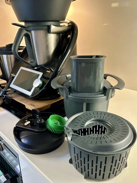 Bimby TM6 preta com segundo copo