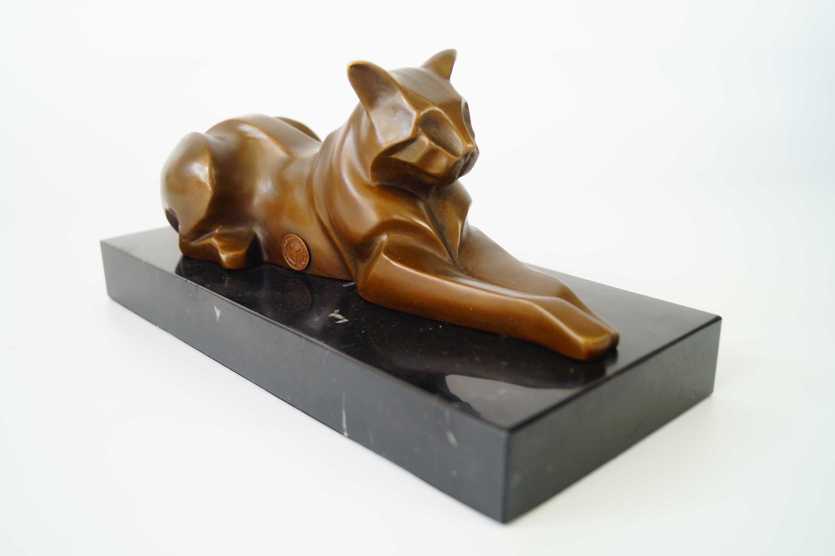 Leżący kot majkun figura z brązu rzeźba