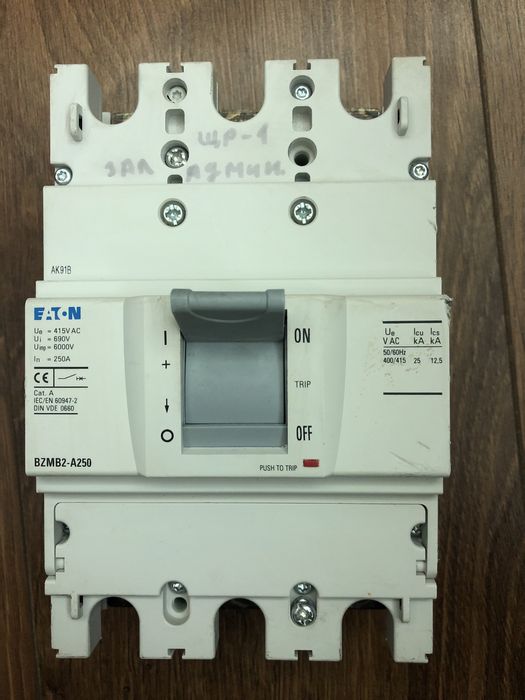Автоматичний вимикач Eaton BZMB2-A250  майже новий
