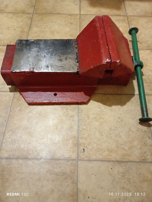 Тиски большие слесарные