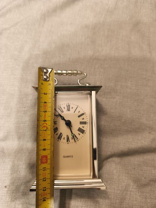 mały, przenośny, srebrny zegar kwarcowy w stylu karety