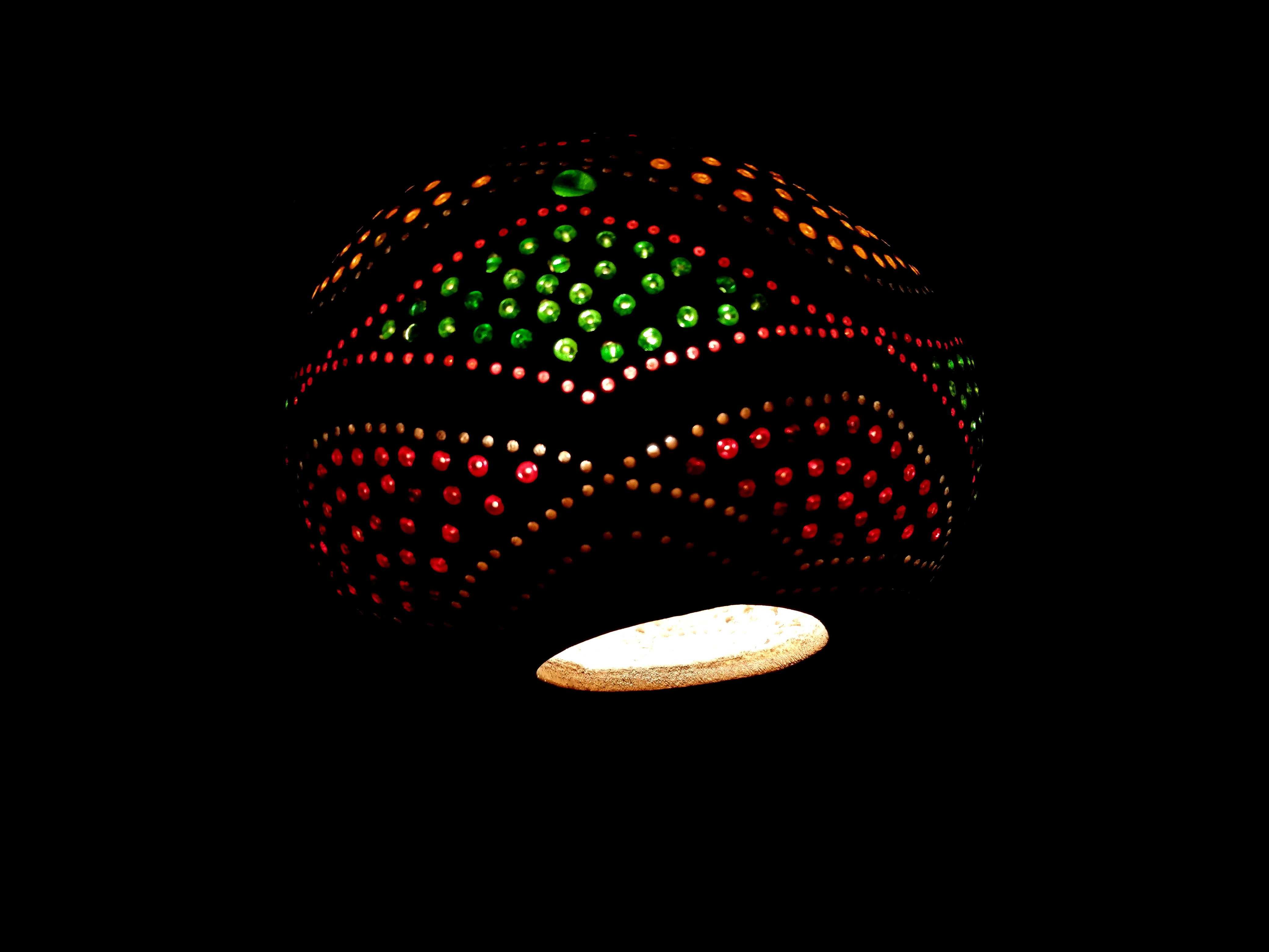 Ręcznie robiona lampa z tykwy – rozświetl swój dom magią kolorów!