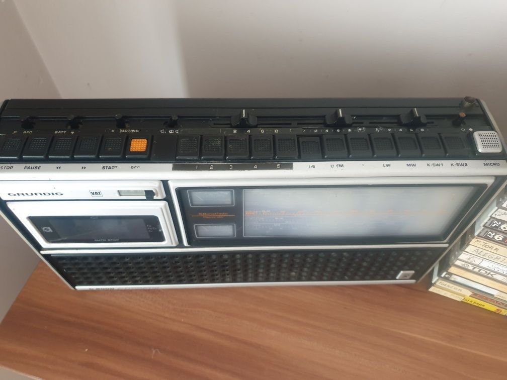 Radiomagnetofon Grundig C 8000 w komplecie z kasetami magnetowonowymi